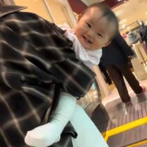 エレベーターで移動中、世界で一番可愛い遊びを生み出してしまった赤ちゃん「天使通りま～す」