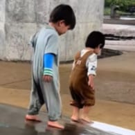 「双子じゃないの⁉」毎日一緒の2歳児コンビによる【奇跡のシンクロ転倒】の芸術点が高すぎる♡