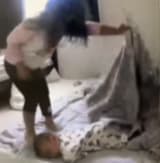 双子の赤ちゃんをスパルタ方式で起こす5歳のお姉ちゃんに爆笑【THE体育会系な起こし方】