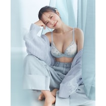 「何も盛ってないのに、なんだか惹かれる。」 新田さちか×AMOSTYLE、“美胸メイク”が叶うやわぴたブラが登場
