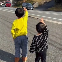 仕事中のパパが家の前を通過…道路脇で待つ【3兄妹の背中】に「涙腺崩壊」の声