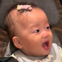 「遠くにいる呼び方w」目の前のパパを呼ぶ0歳児の“圧”が凄まじすぎてネット爆笑、パパはメロメロ♡