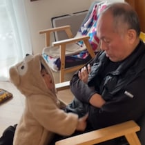 「思ってたんと違うｗ」孫がかわいいクマの格好を、まっ先にじいじに見せに行くと…？