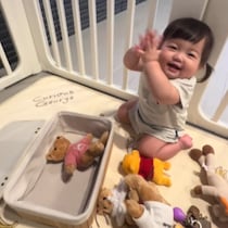 お片付けのたびに“自分に拍手”！ぬいぐるみをしまって大喜びする女の子に「天使すぎ」「永遠に見てられる」