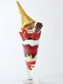 【圧巻30cm】ジョナサンに“そびえ立つ”DXパフェ降臨！「この組み合わせは反則…」ハーゲンダッツ3個×いちごの贅沢すぎるフェア