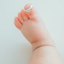 20歳の誕生日に両親から贈られた一粒石のリングが、月1回の大切な時間に繋がっている。 #ベビーリング物語