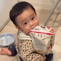 「生後11ヶ月の知能犯⁉」つまみ食いがバレた瞬間の対応が……