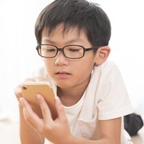 「子どもが将来近視になるかも」不安を抱えている保護者は8割以上も、近視に関する知識が不足していることが明らかに