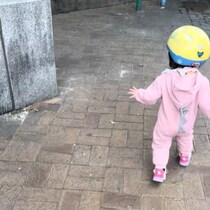 鳥好きの1歳女子が道端で鳥を発見♡→直後の「リアクション」が完全に恐竜！見た目とのギャップにコメント欄ざわつく