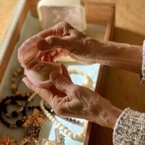 亡くなった祖母の指にいつもはめられていたゴールドリング。磨き上げて結婚式に臨んだ孫の気持ち「おばあちゃんにも…」