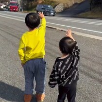 仕事中のパパが家の前を通過…道路脇で待つ【3兄妹の背中】に「涙腺崩壊」の声
