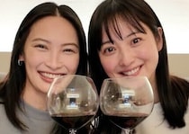 佐々木希さんが家族ぐるみで付き合う大親友のママ友と乾杯「すごい真面目だから育児で疲れ過ぎたりしないか」心配も