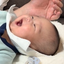 生後3ヶ月、パパを見つめて放った【初めての言葉】が「失礼すぎて」爆笑！「予知能力？」「大物」の声