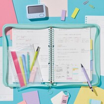 カバンの“ごちゃごちゃ”問題が解決!? 学生のリアルな声から生まれた、文具もガジェットも「ざっくり入る」新バインダーが優秀すぎる