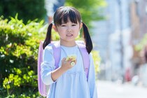 「GPSを持たせれば安心」は間違い？小学校入学前に7割が検討する防犯グッズ、位置情報よりも親が「最優先」した意外な機能とは