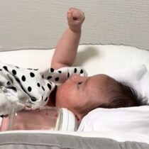 「なんだこれ…？」生後1ヶ月、"おてて"を発見！【人生1週目】すぎる反応が尊い