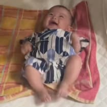 お布団ごとズルズル～（笑）運ばれる生後5ヶ月、楽しすぎて【足バタバタ】が止まらない！