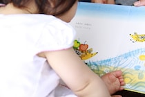 大谷翔平さんがデコピンの絵本を愛娘に読み聞かせ！ 大きなパパにすっぽり包まれた赤ちゃんのムチムチあんよが可愛すぎる♡