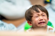 子供だけで留守番中、大地震発生!! 生死を分ける「発生後8秒間」の“3つの行動”とは