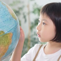「子どもの学力・学歴と教育費は比例する」と小中高生の親の5割以上が回答。日本経済の将来不安から海外への教育移住の検討も