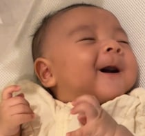 【悶絶注意】生後2か月の赤ちゃんにティッシュを当てたら…？ “ふにゃ～”ととろける天使の反応に癒やされる人続出