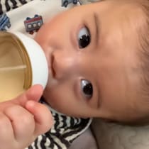 「この世のどんな絶景より尊い」生後10ヶ月、至近距離0cmで見る“ミルク姿”が「天使すぎる」と話題【ママの特等席】