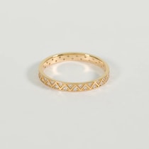 手元がぐっと垢抜ける！ エッジィな魅力で大人の余裕と気品をもたらす、さりげない存在感のリングが今の気分！