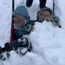 【50歳差】じいちゃま×双子の雪遊びが尊い！全力で遊ぶ3人に「見てるだけで幸せ」の声