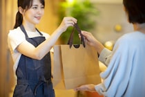 英語で「テイクアウト」は通じない！ 食べ物を持ち帰りたいとき、どう言えば伝わる？