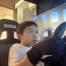 小4息子が絶叫、パパも冷や汗！ゲームとは別次元の本格「運転シミュレーター」が10分550円で体験できちゃった！（東京・八王子市）