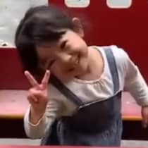 【パパ完敗♡】2歳娘のアイス屋さん、ポージング全振りの接客がおもしろすぎて突っ込み不可避