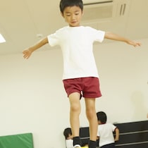 バランス運動で育つのはバランス感覚だけじゃなかった！「子どもの集中力」を養う簡単運動