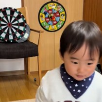 「前世はプロ？」1歳10ヶ月児のダーツが凄すぎてネットざわつく…