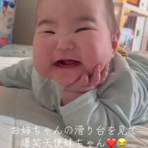 おててがほっぺに埋もれてる…♡ 生後6ヶ月の「頬杖ポーズ」が尊すぎ！ 姉を見守る【貫禄】も話題