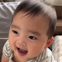 「許すしかない…」イタズラ現行犯の6ヶ月児、ママの怒りを一瞬で消滅させた【天才的な処世術】