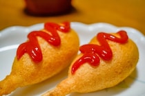 「アメリカンドッグ」をアメリカで注文しても通じない！ 食べたいなら何て言えばいい？