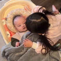 弟をあやす2歳姉、愛情たっぷり圧強めの“なまり口調”に、癒やされる人続出「めんこい♡」「良かった⤴ね⤵」