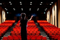 松雪泰子さん、25歳の息子が俳優の道に。幼少期から母の仕事について舞台の楽屋へ「今は修行中です」