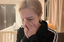「この便の色は危険」人気YouTuber、0歳双子の嘔吐下痢が止まらず「即入院」に…夫の献身的な活躍ぶりに感謝の涙