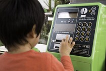 親の電話番号を「言えない」／公衆電話を「使えない」小学生は6割！「スマホの普及」が招いた、災害時の“連絡不能”という盲点