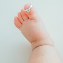 20歳の誕生日に両親から贈られた一粒石のリングが、月1回の大切な時間に繋がっている。 #ベビーリング物語