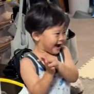 【涙のサプライズ】3歳男の子がママの誕生日に贈る最高のプレゼント「愛が深すぎる」「尊すぎて泣く」