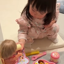 【ツッコミ不可避】お世話中の女の子、甲斐甲斐しくミルクをあげて…直後に「ドサッ」。まさかの展開に吹き出す人続出！