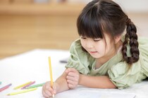 「普通の色鉛筆には戻れない…！」クレヨン並みに濃く描けて、水で落ちる！パイロットの『CACORNE』が好奇心を止めない相棒になる