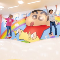 しんちゃんのおしりがトランポリンに！「クレヨンしんちゃん」がテーマの室内遊び場が大阪にオープン