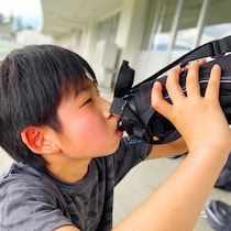 「ただ転んだだけ」の7歳児、ぐったりして嘔吐を繰り返し…膵臓・脾臓摘出の重傷に。相次ぐ“ななめ掛け水筒”の事故はどう防ぐ？