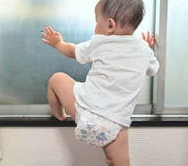 相次ぐ「子供の転落死」幼児の窓・ベランダの事故を防ぐ「6つの“ない”」とは