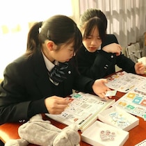 「まいひなペイ」「CG導入」中学生が地域活性をガチで考えた！カードゲームで学ぶ“業種連携”キャリア教育授業に潜入