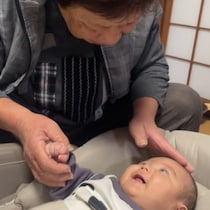 「綺麗な顔しとる」認知症のひぃばあばと赤ちゃん、言葉は一方通行でも心は通じ合う【78歳差】の会話が尊すぎる…