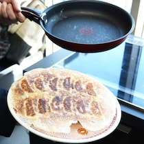 味の素冷凍食品の冷凍ギョーザがまた進化！ ついに焼くときの“フタ”もいらなくなったと聞いて、体験してきた